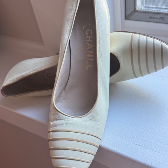 CHANEL VINTAGE HEELS - Picture 2 of 3